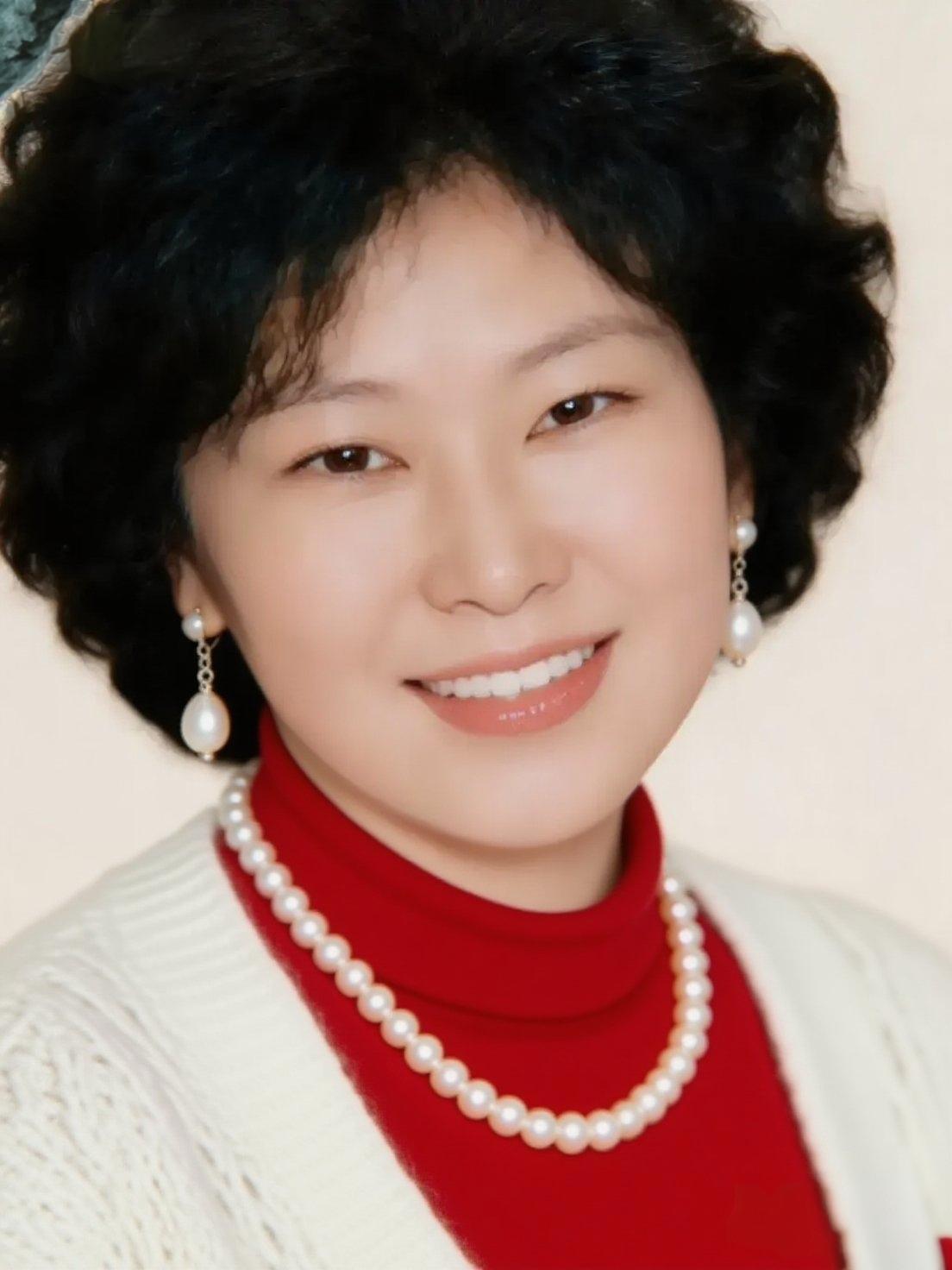 这位女士笑得真温柔，好有气质！