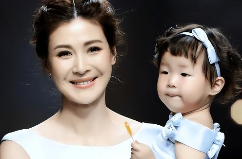 12年前，身家50亿的温州首富周旭辉，瞒着原配妻子看上“李云龙”的老婆童蕾，在金