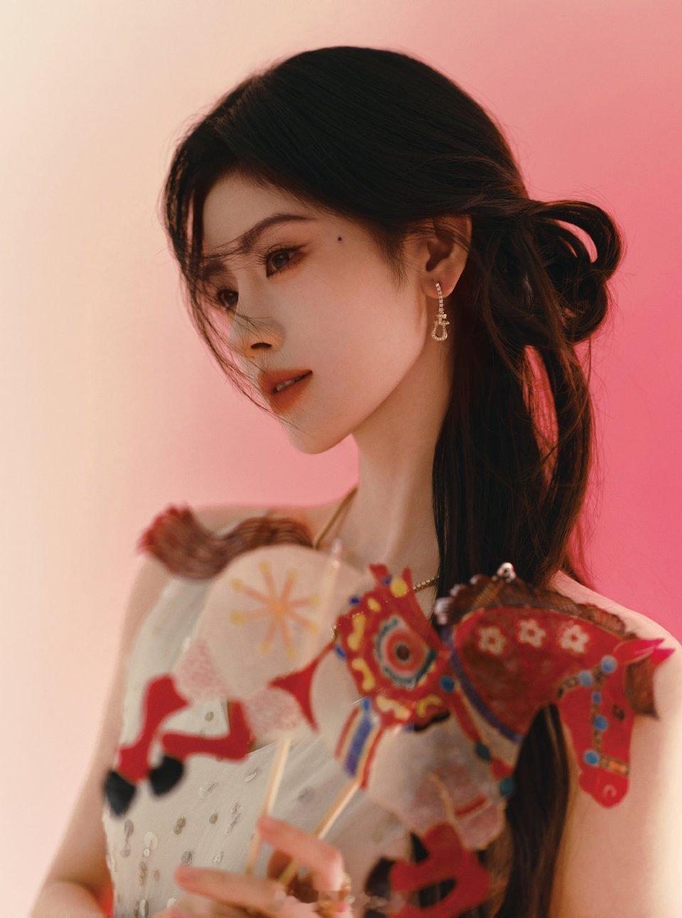 鞠婧祎工作室除夕放饭了此女太美啦 