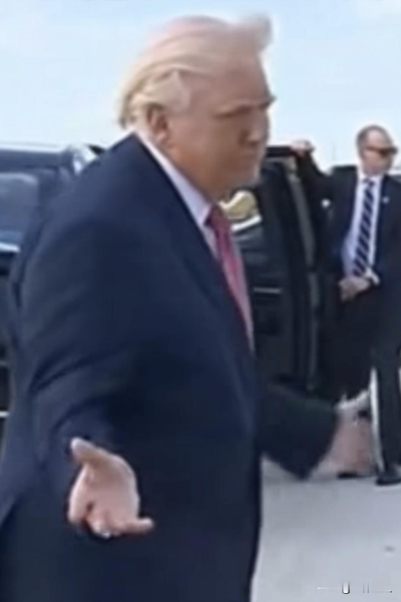 新思维：政客把简单的问题复杂化，人民把复杂的问题简单化

世间万象，往往在两极中