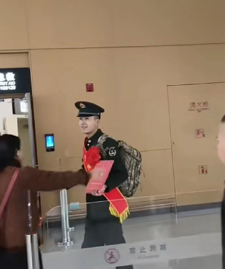 欢迎弟弟凯旋光荣退伍归来
 
站在高铁站出站口的电子屏下，我把手机攥得发烫，眼睛