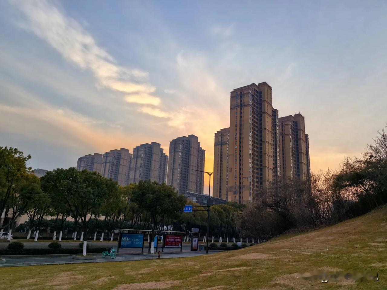 分享一张傍晚时分照片南京江北新区龙王山下的楼房。宝哥摄记 摄以记之 华为摄影爱好