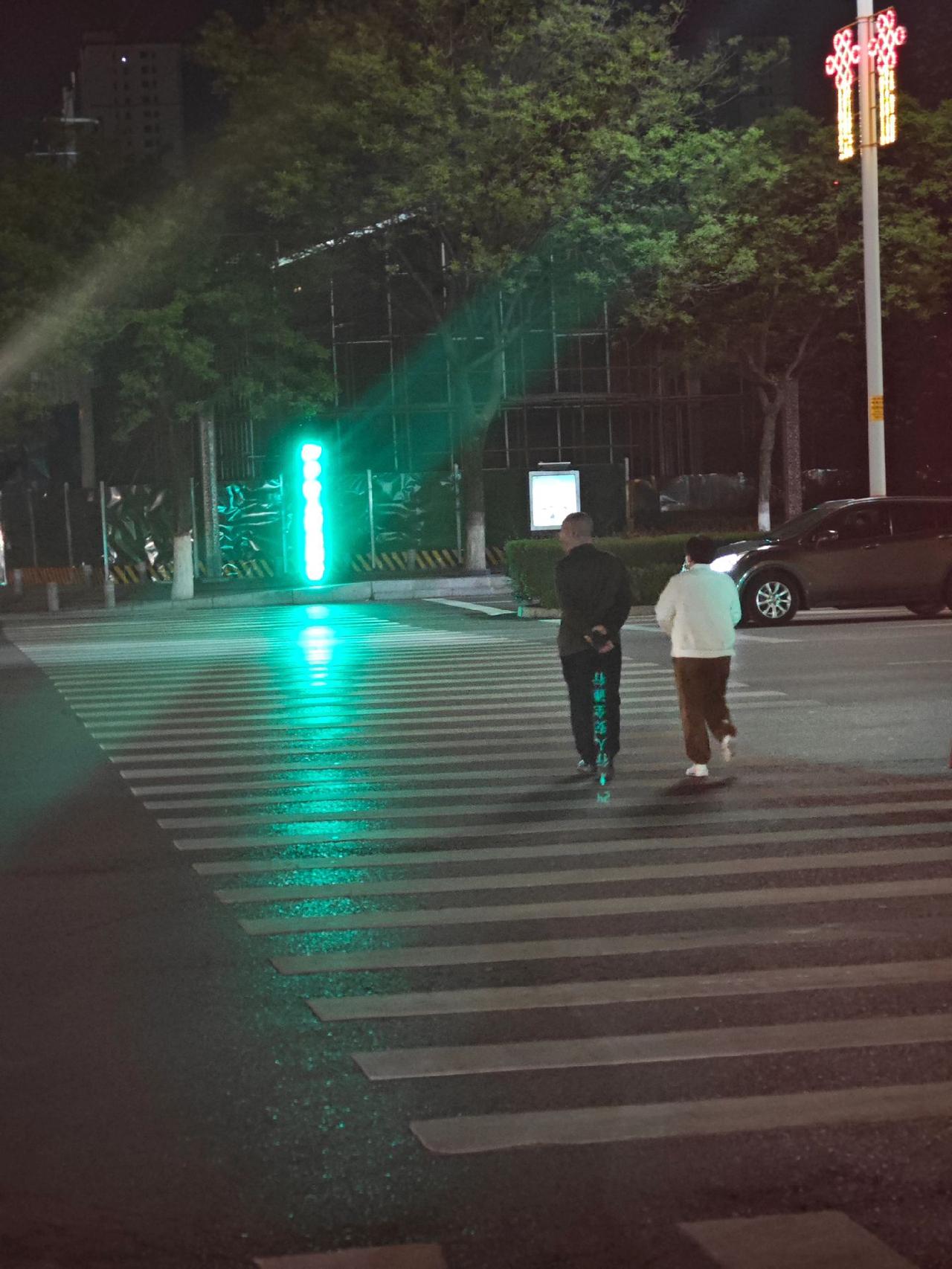 父亲打来电话，说你妈离家出走了。

母亲其实是我的继母。我的亲妈是被我奶奶逼跑的