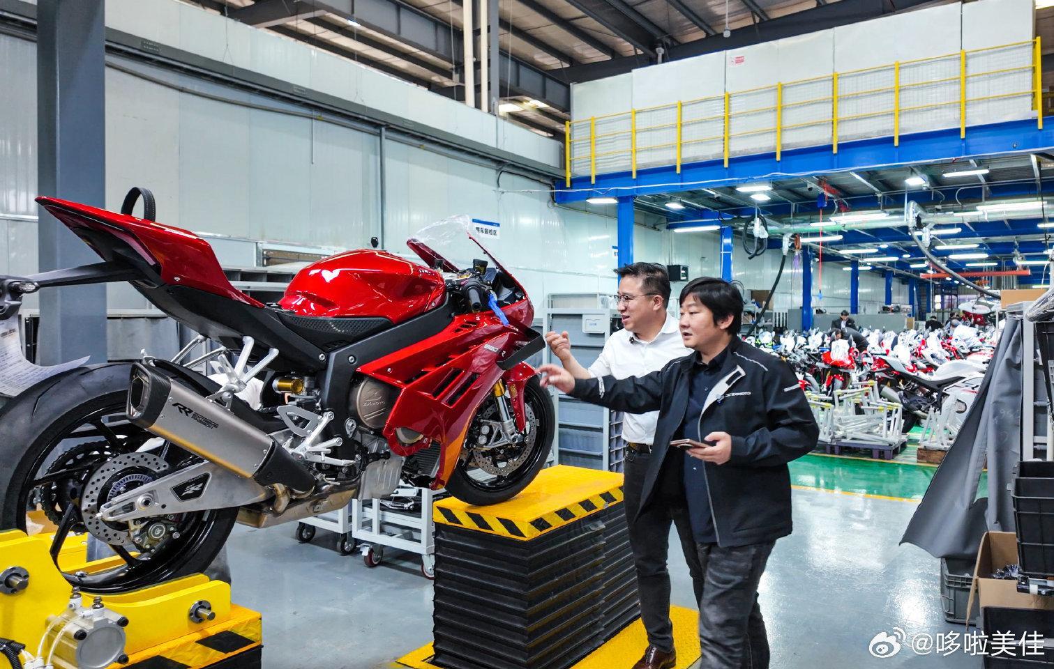 荣耀高管称张雪是年轻版的李书福从造摩托车到造汽车，李书福用几十年如一日的极致热爱