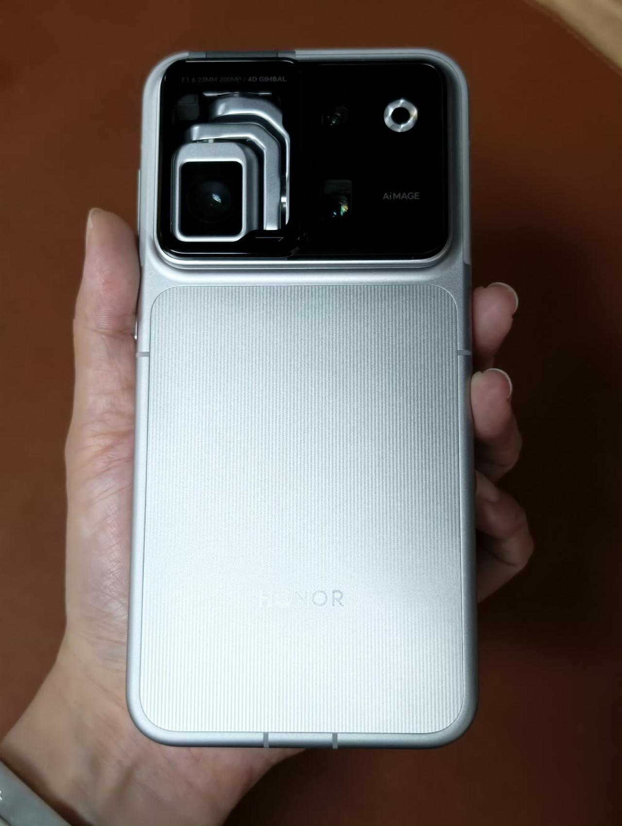 谁懂，已经很久没看到这么有新鲜感的手机了
荣耀Robot Phone真有点意思~