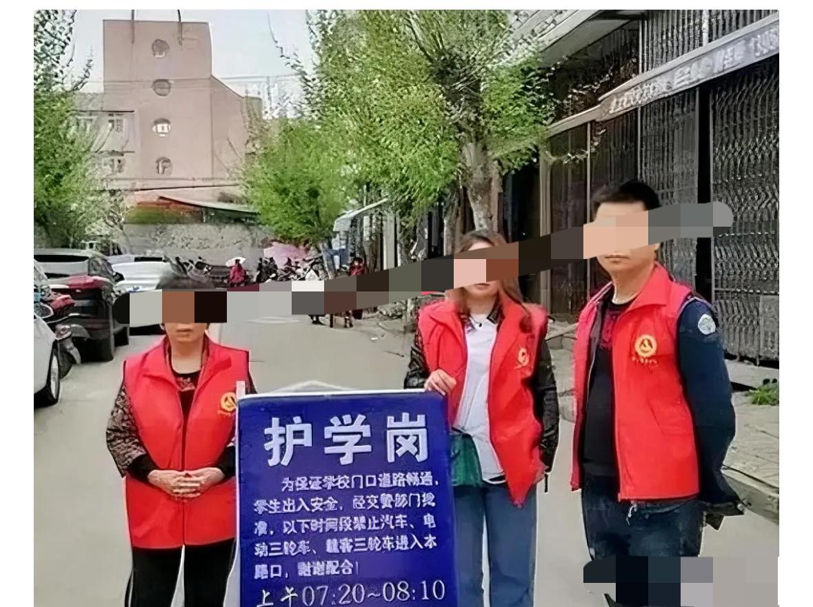 城里的学校太幸福了，还可以叫家长站护学岗！乡下的学校能叫到家长参加家长会都谢天谢
