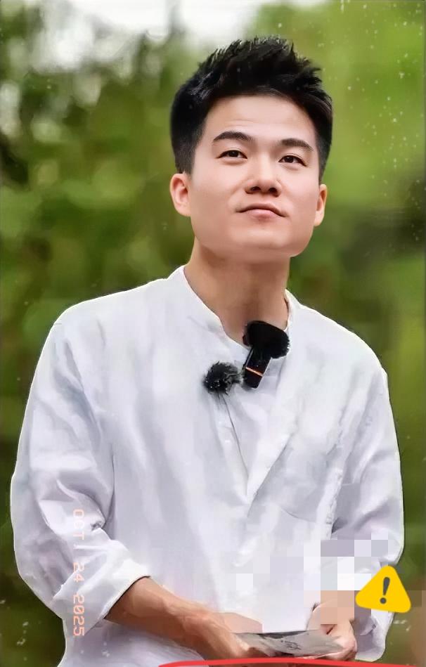 董宇辉在深夜直播时突然放下商品，对镜头温柔地说：“刚才有个妈妈留言说孩子为玩手机