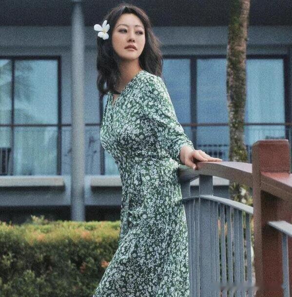 47岁的郝蕾一袭浅绿碎花连衣裙，气质清新，年轻漂亮，多才多艺，她不仅美，人品也好