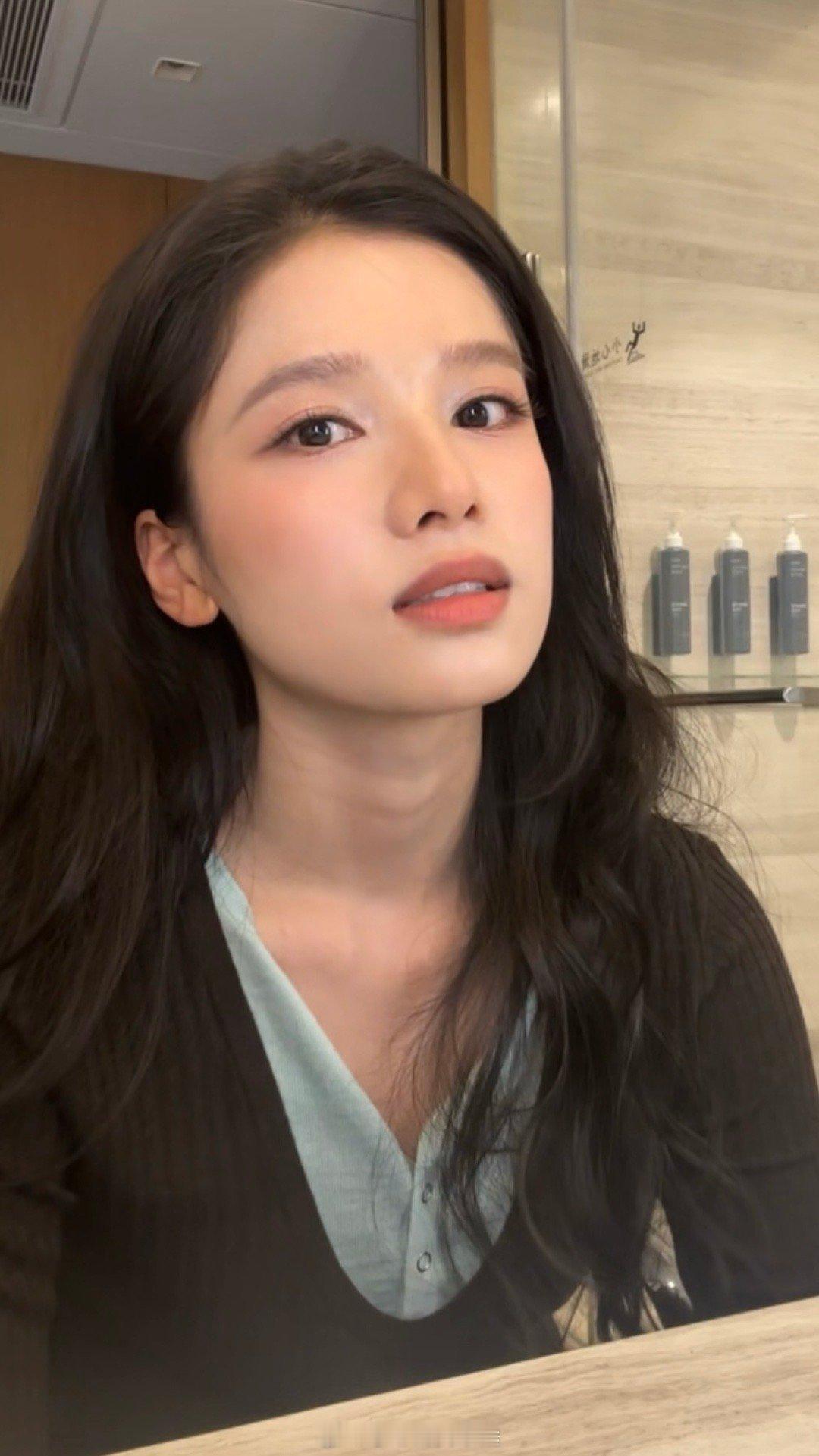 张婧仪 我还没那么老张婧仪新年更新妹妹这脸满满的胶原蛋白啊 