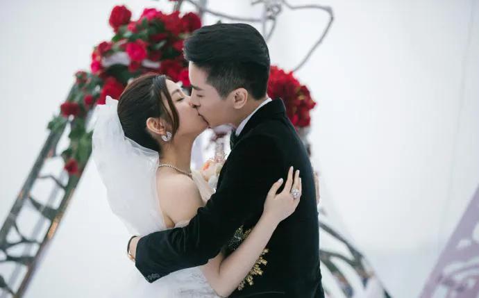 陈晓和陈妍希被传婚姻破裂，如果事情最终成真，网友应该有一半的责任，当年两人结婚，