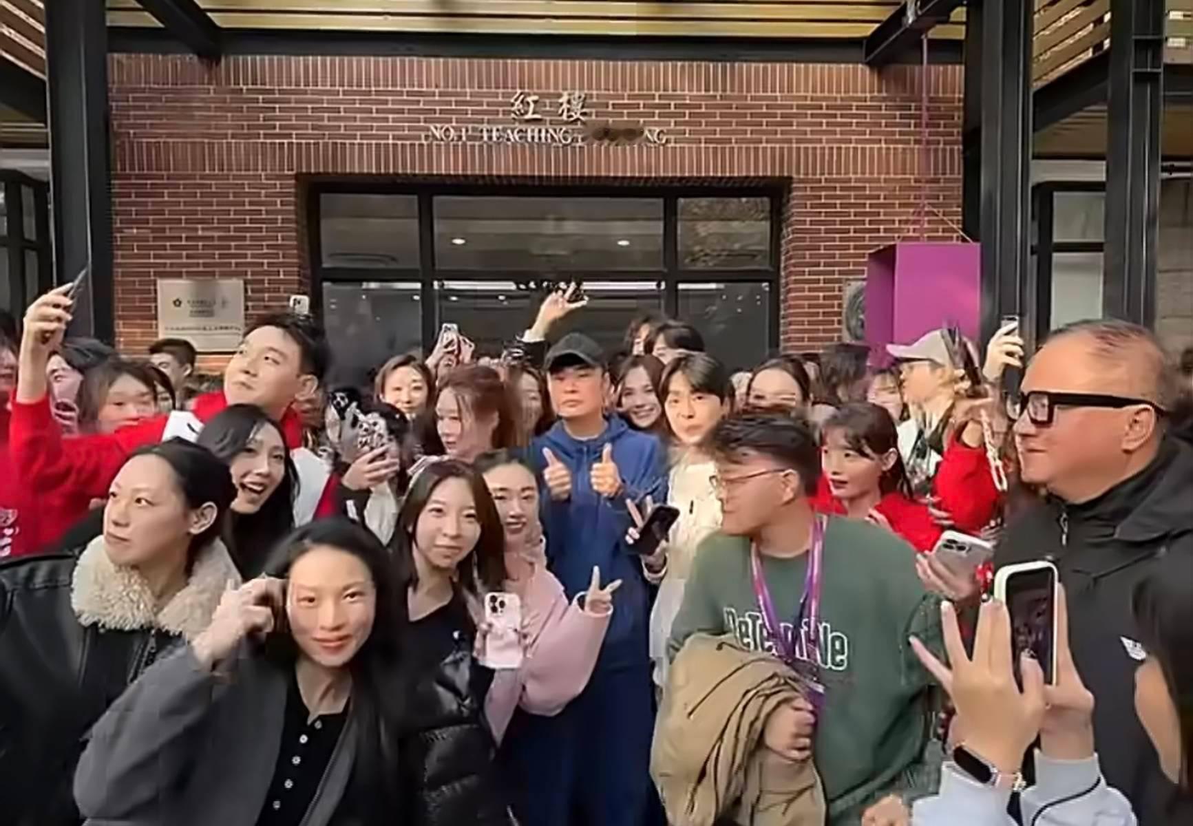 陈赫回母校参加校庆上戏80周年校庆校友齐聚 于和伟雷佳音陈赫等人现身阵容强大。近