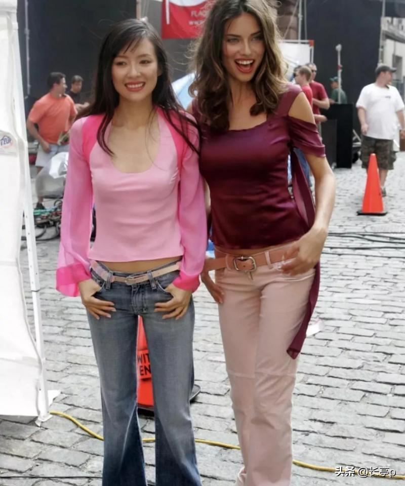 这是2005年章子怡和巴西超模利马
在纽约街头拍摄广告时，俩人的同框
当时的章子