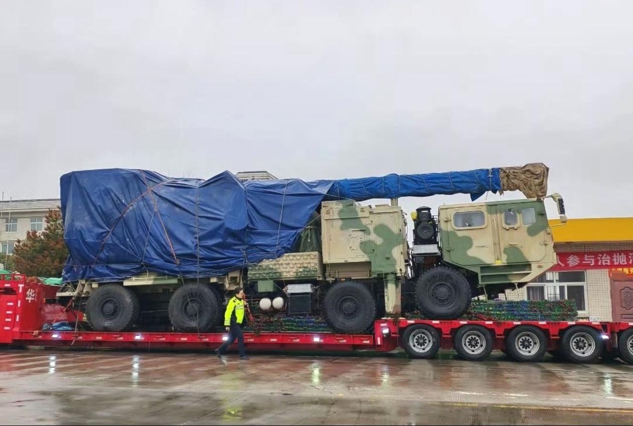 [呲牙] 嚯嚯嚯，这是一台四轴吊车？还是203mm 口径轮式底盘自行火炮？当然，