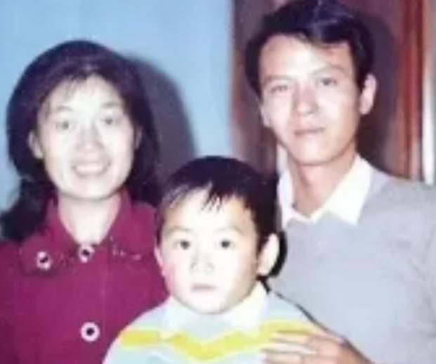 1979年，知青戴建国不顾全家反对，执意迎娶心智不全的程玉凤，新婚之夜，戴建国心