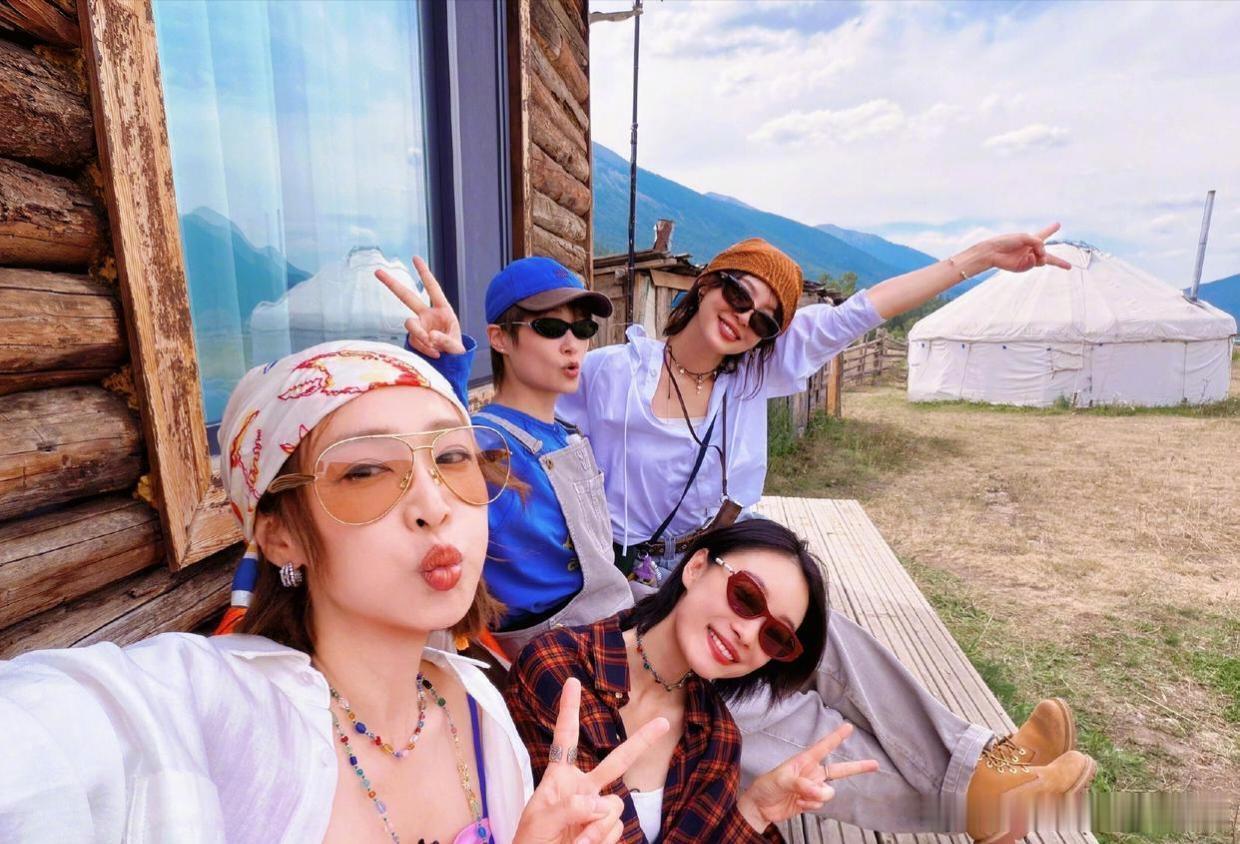 1、李宇春心里一直有个心结，早年遭受全网非议时，她始终选择淡然沉默、不予辩解。但