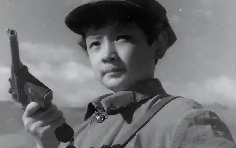 1955年，29岁的向轩被授予中校军衔。阅档的首长看到他履历上"军龄22年"几个