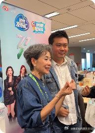 叶童[超话]叶童和粉丝拍立得合照比心 乘风2025扫楼叶童扫楼也太惊喜了吧！“有