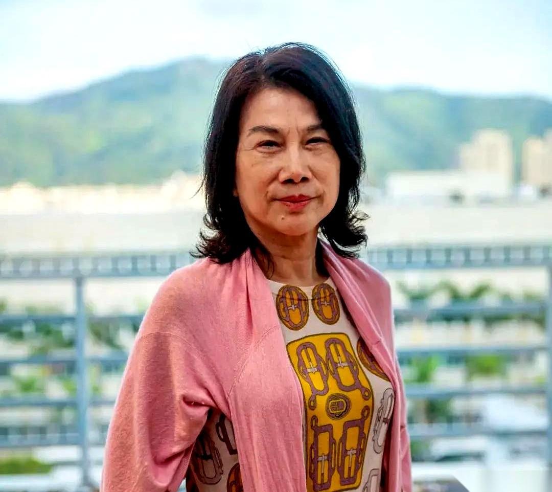 “你掌管2000亿公司，身家几十个亿，身边怎么连个保镖都不带？”
这话，是当着镜