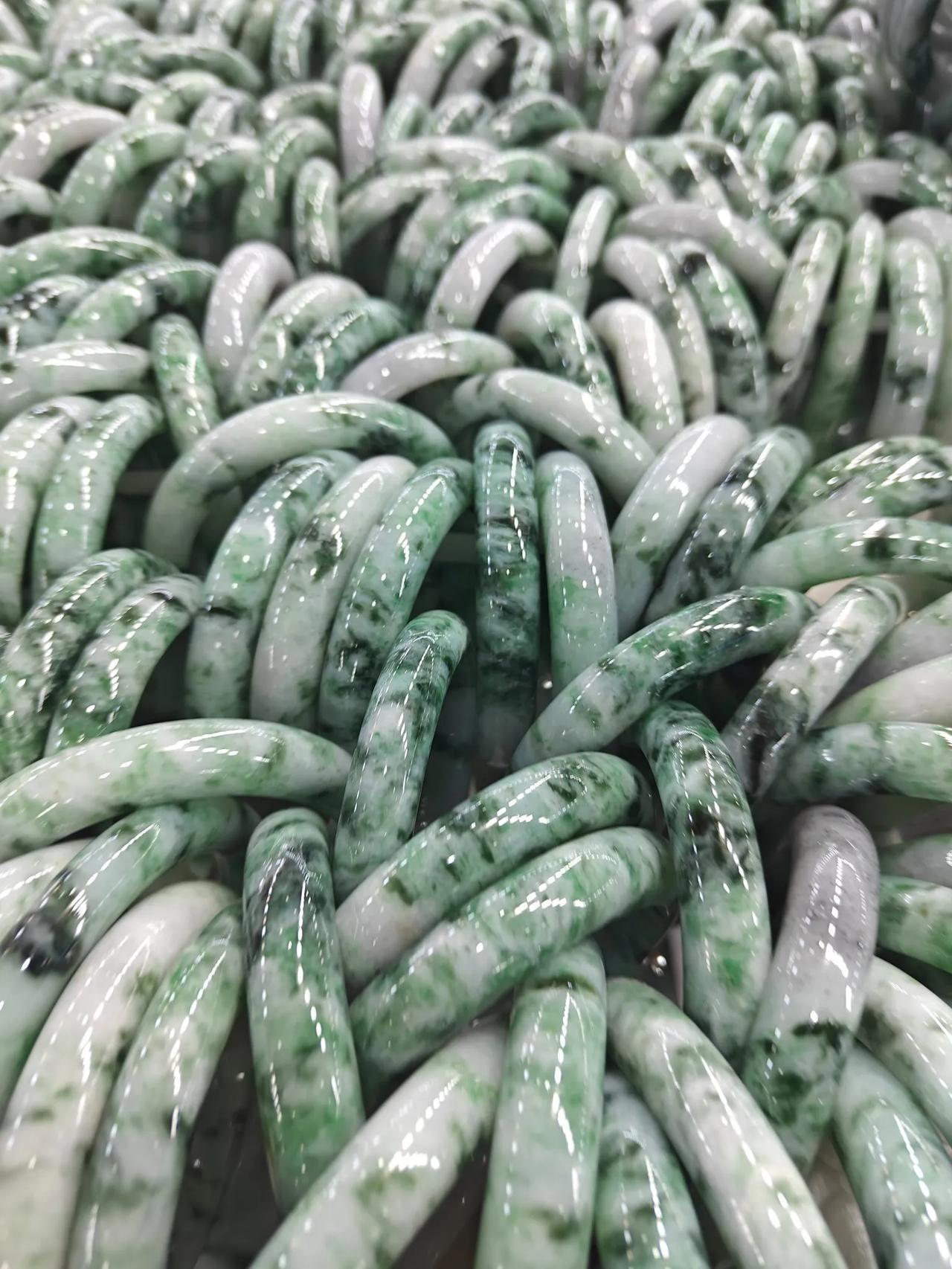 什么样的翡翠算种水差?没那么深不可测，那些真正种水差的翡翠，只要你不是色盲，基本