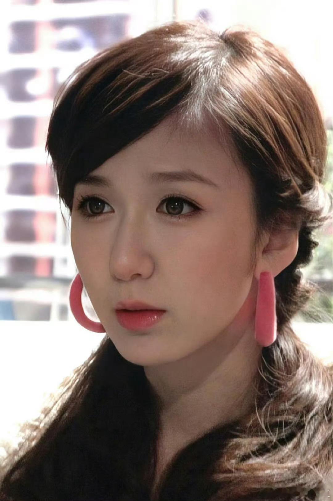 娄艺潇回应整容 《爱情公寓》热播时，娄艺潇是所有演员里年龄最小的，却演绎出人人都