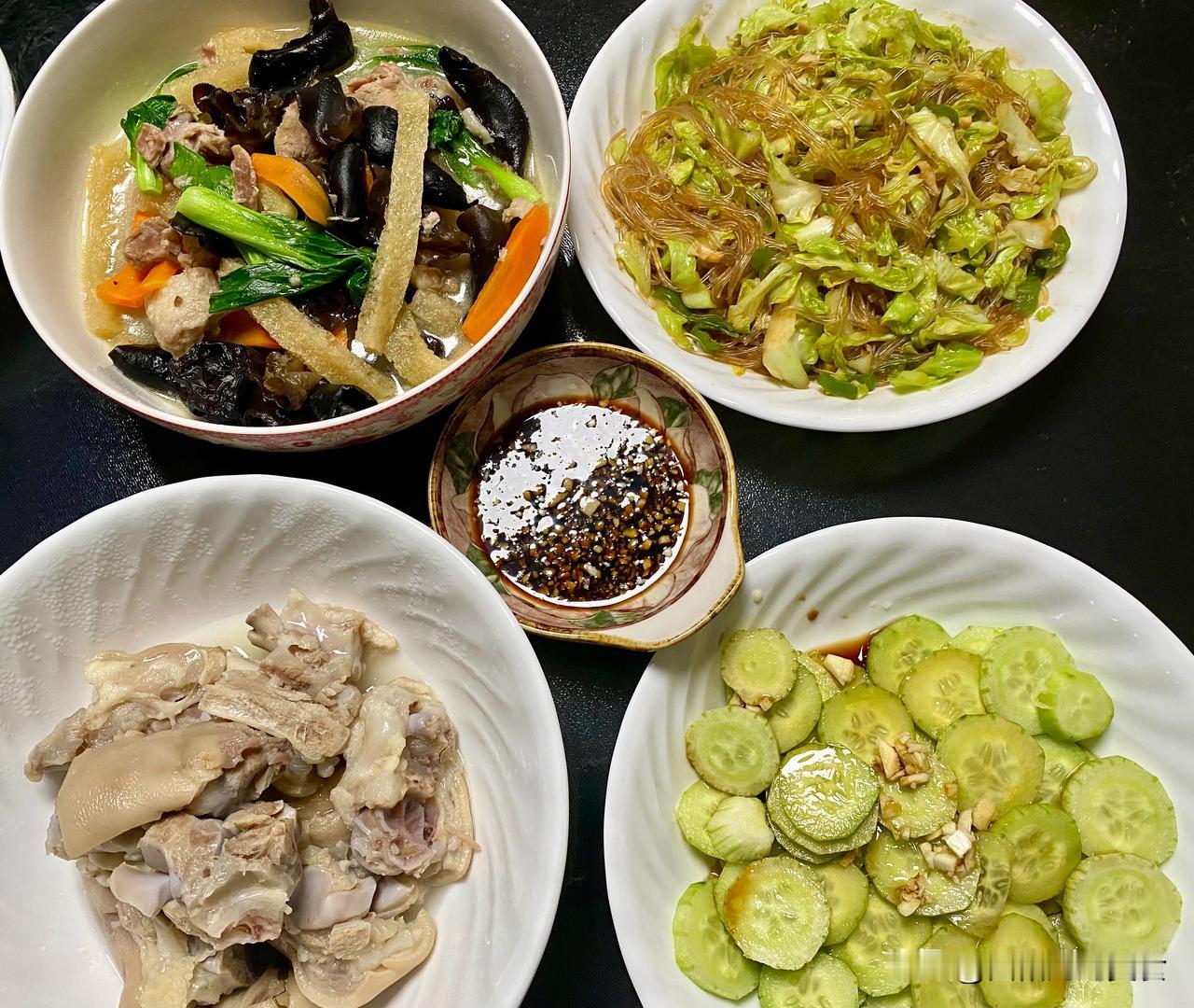 南京降温了，最低13度，最高19度，早晚凉，要多加一件衣服。

饮食上，可以适当