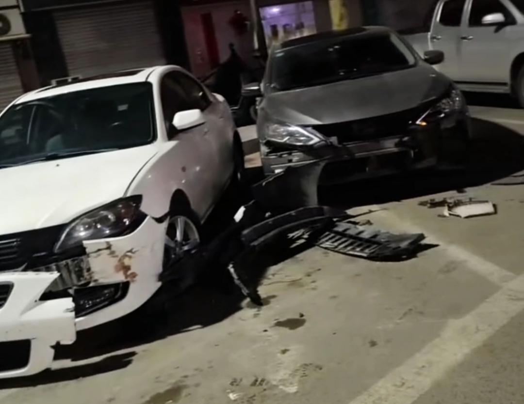 好好的停在路边被撞了