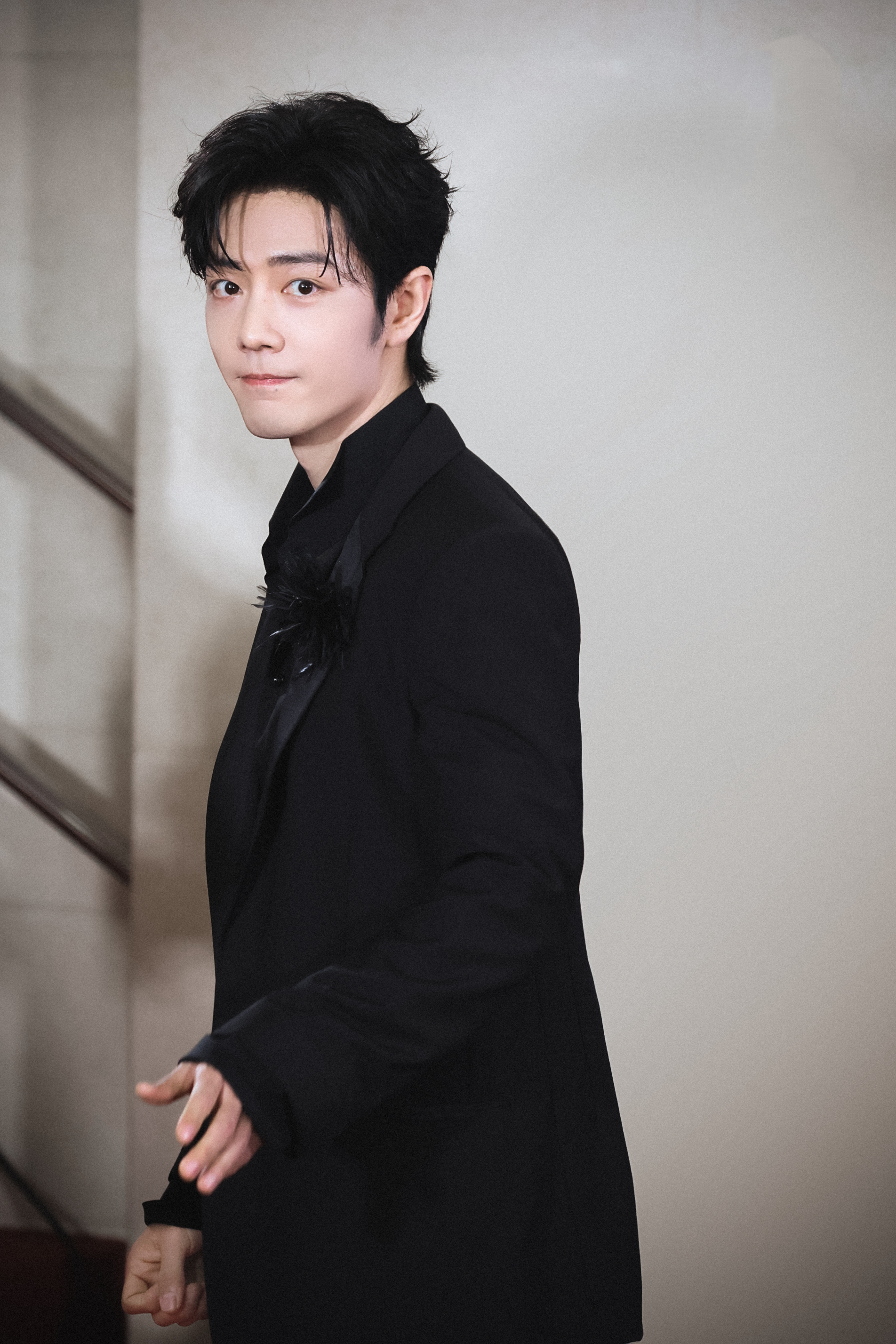 肖战大影节影帝◎肖战生图妆感人间理想型，西装杀永远心动。帅气有型的战！肖战大影节