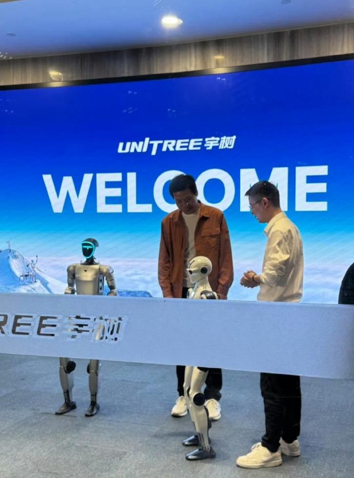 雷军去宇树了，王兴兴带他看机器人表演武术，现场气氛特别好。说实话，这两个人站一起
