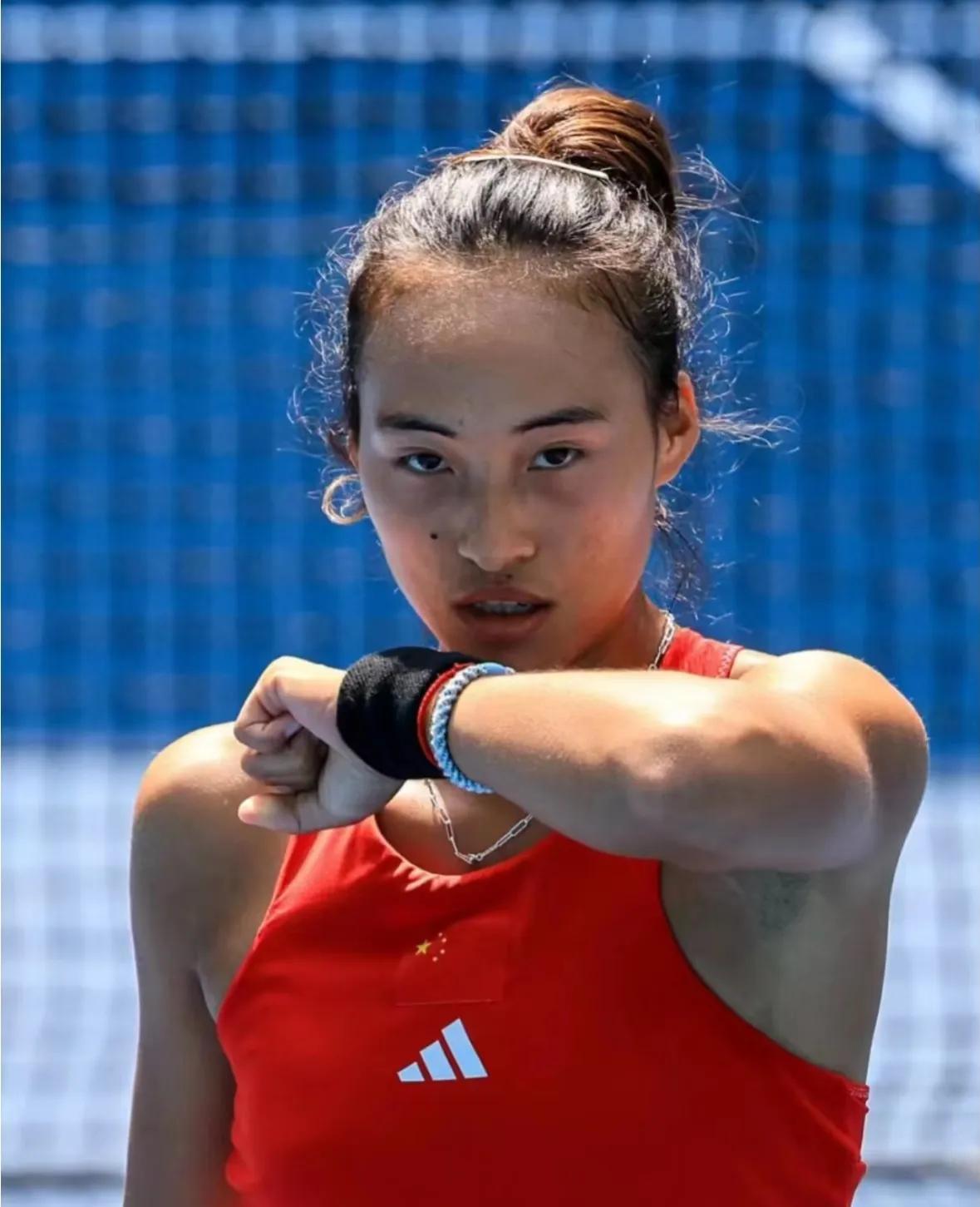 为什么都称郑钦文为天才少女？
因为从她的世界排名变化就能看得出来。

她一步一个