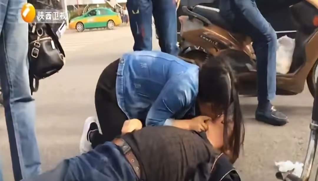 西安一女孩跪地抢救晕倒老人，老人不幸离世，谁料4天后，女孩发现对方家属全城拉横幅