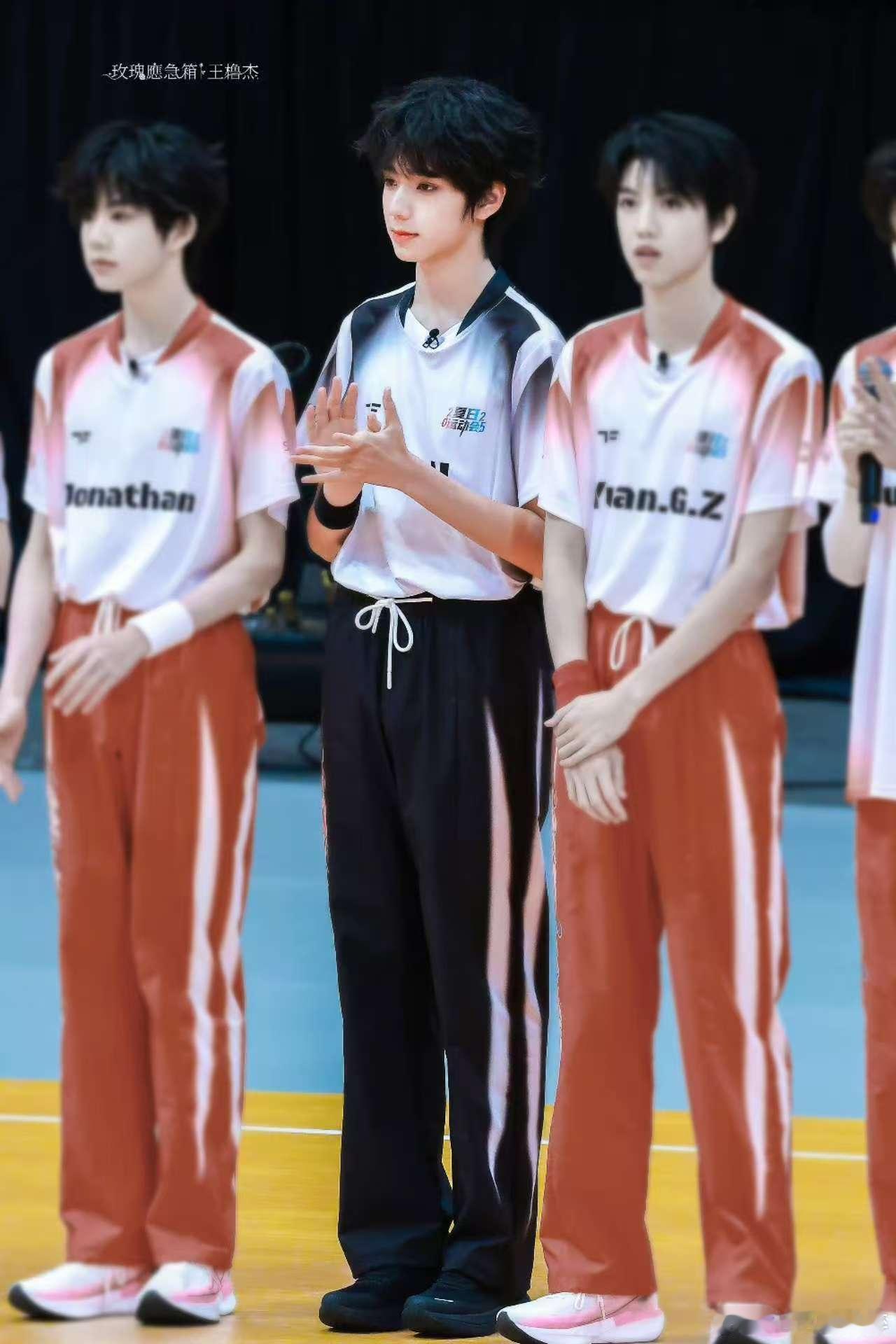 王橹杰骨相好绝 TF家族四代练习生王橹杰好帅啊！骨相和侧脸都好绝，今日份卷毛造型
