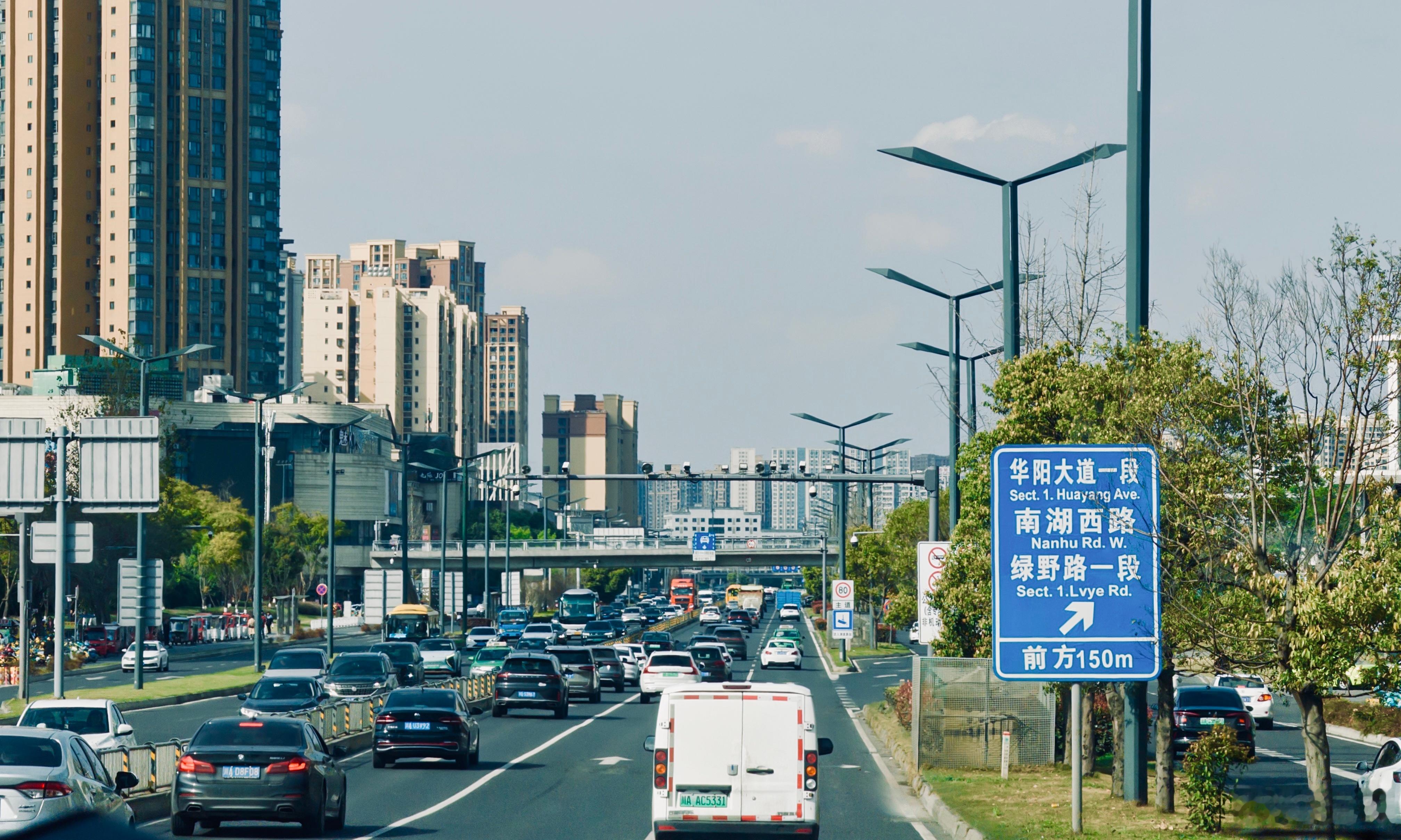 上联：你若上班，便是晴天。下联：周末若休，阴雨绵绵。 成都
