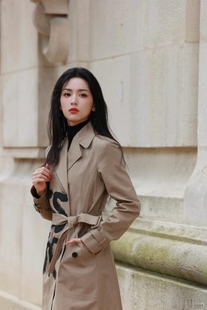 #周也秋日风衣造型##周也印字风衣#  这一件风衣真的太适合周也了！ ​​​