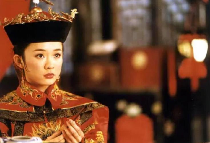 清东陵，五个皇帝、十五个皇后、一百三十六个妃嫔，加起来一百六十多号人全埋在这儿。