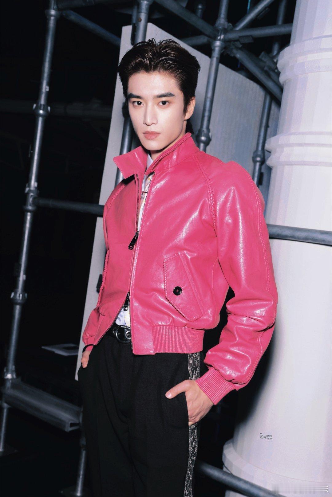 张康乐粉皮衣造型 张康乐伦敦时装周的表现可真的太好了，帅字我可以说无数遍伦敦时装