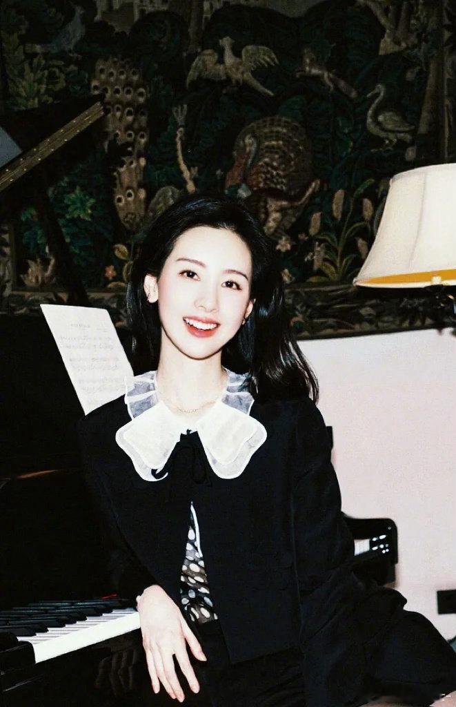 陈都灵你神图有啦陈都灵媚感是天赋 她这种媚感，确实像是天赋。不是靠妆造堆出来的，