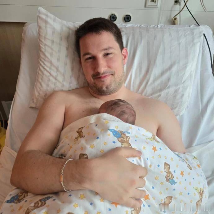 K卡的大儿子出生了（不过为什么是K卡要搞得是自己上了手术台一样） 