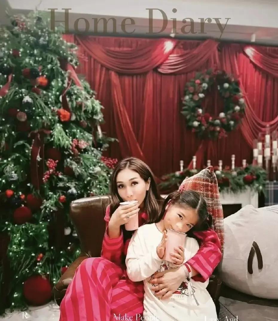 灯球炸开。
雪花悬停。
何超盈把自己澳门豪宅的客厅，塞进了一个永不融化的圣诞水晶