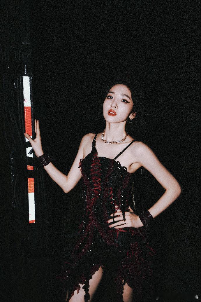 唐艺昕拍了祺贵人告发视频 玩梗玩到自家角色身上，唐艺昕也太放得开，可爱又有梗。 