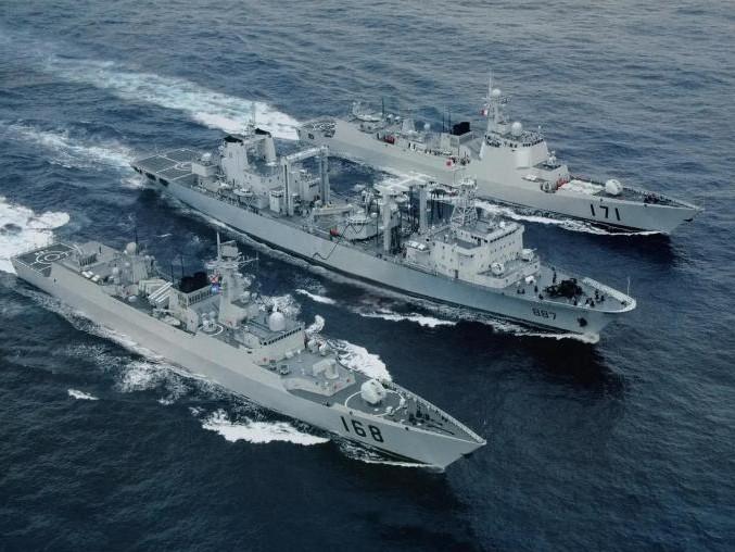 中国舰艇编队在黄岩岛海域对菲律宾划设的所谓演习区采取了坚决反制行动，中国采取海空