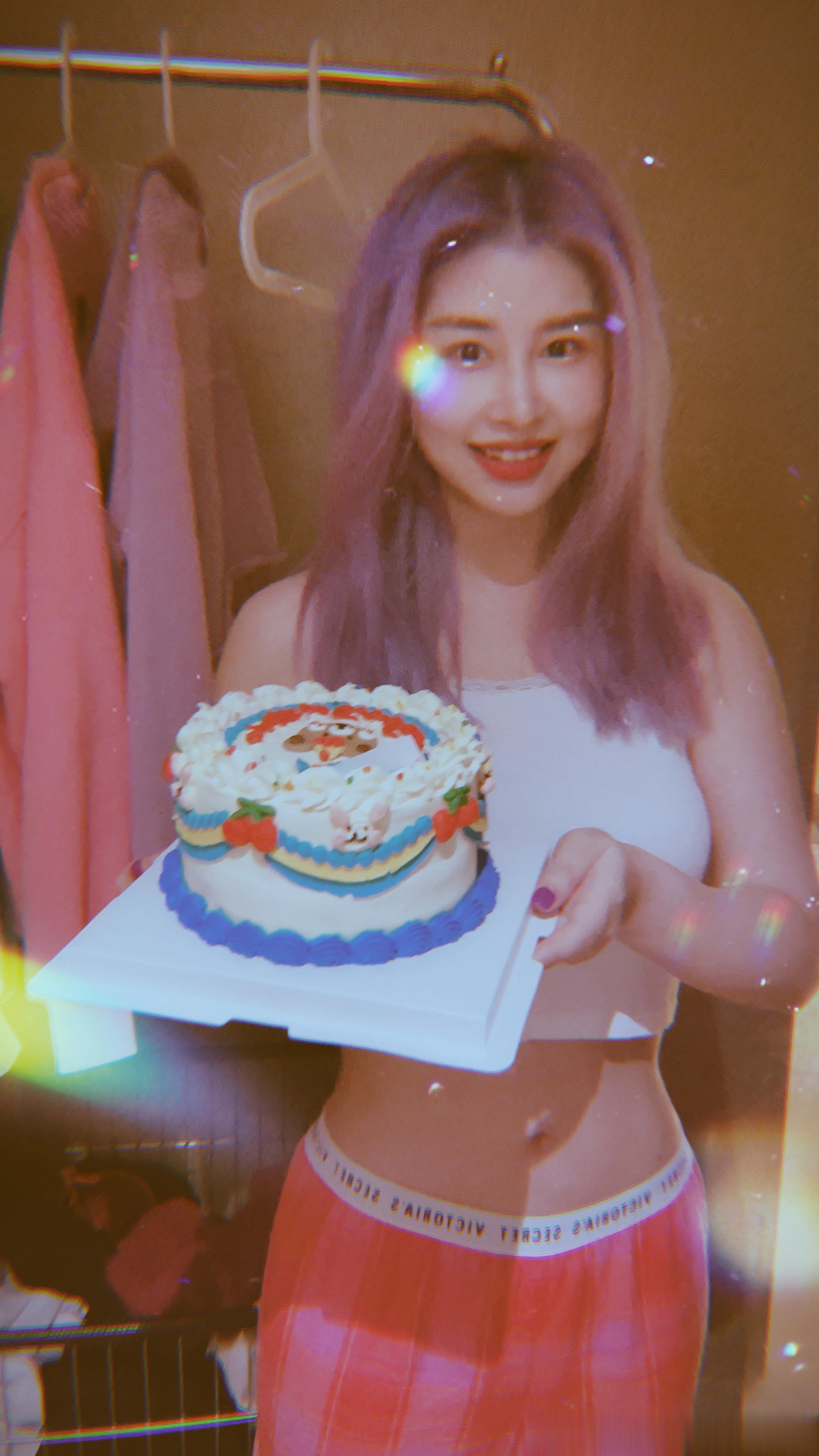 👈21年，👉23年，今年要不要染回紫头发啊[委屈]有点纠结 ​​​