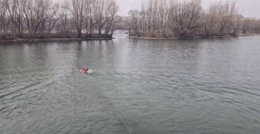 温暖沈阳【有女子落入冰水！紧急时刻，多亏了他们】3月10日，沈阳浑南。浑南区滨水