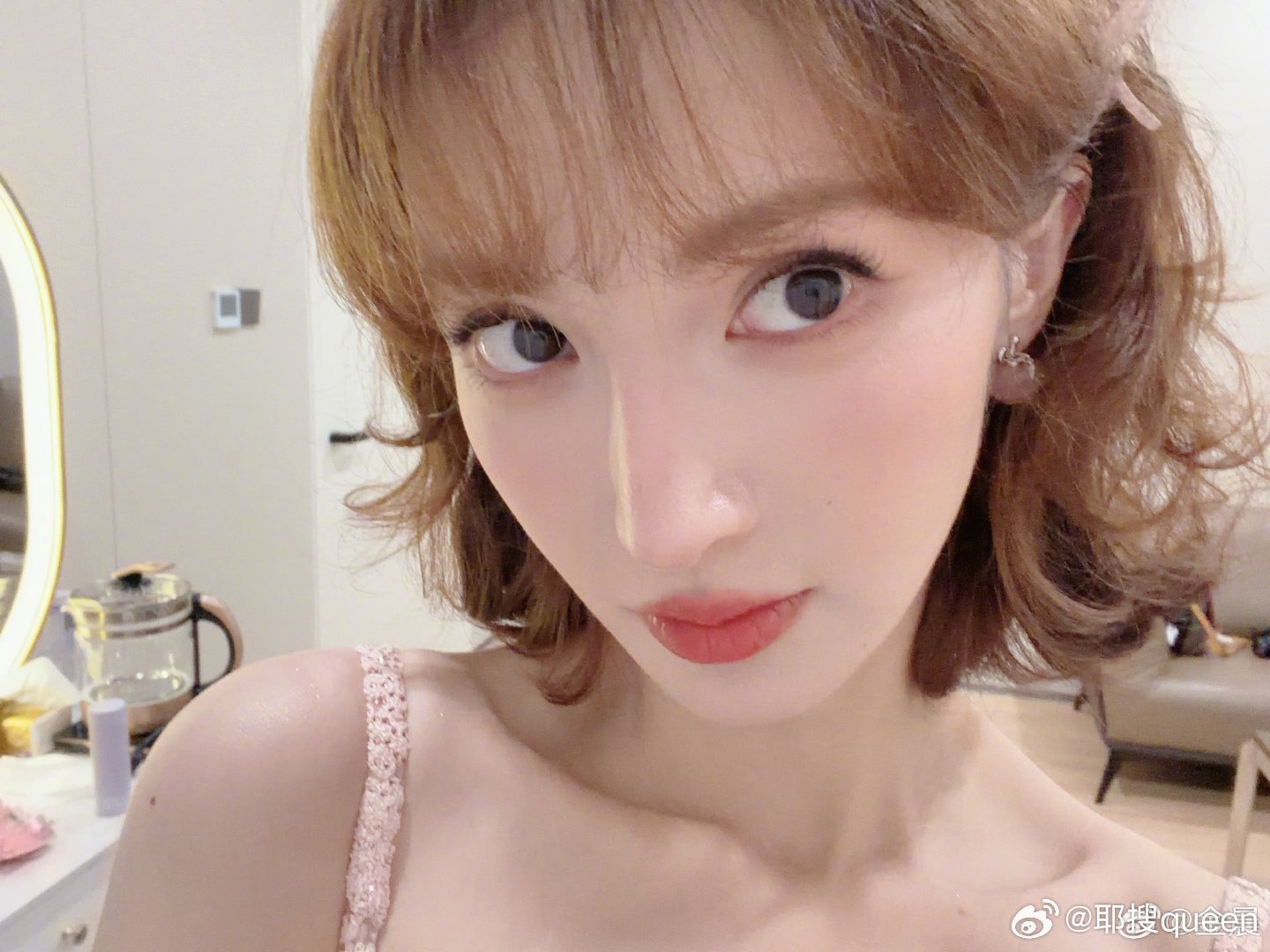 短发洋娃娃来袭，金晨姐姐也很会化妆哦，卷卷的短发配上精致的五官，皮肤白皙透亮，美