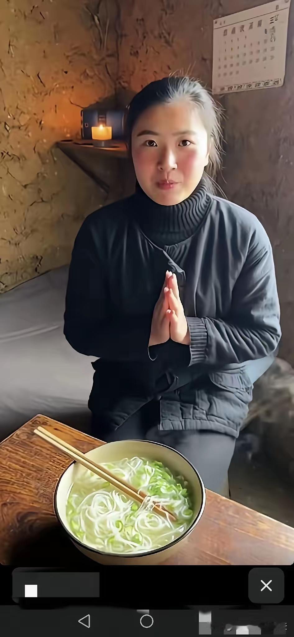 刷到这条视频时，我盯着屏幕里姑娘腼腆的笑脸，鼻尖瞬间泛酸——“叔叔阿姨，感谢你们