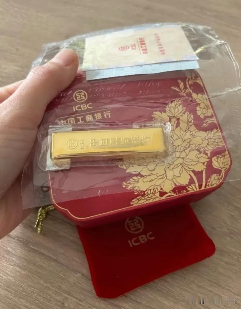 黄金跌了，我笑了，你呢？

大量持有黄金的人，估计现在已经彻底坐不住了，7月24