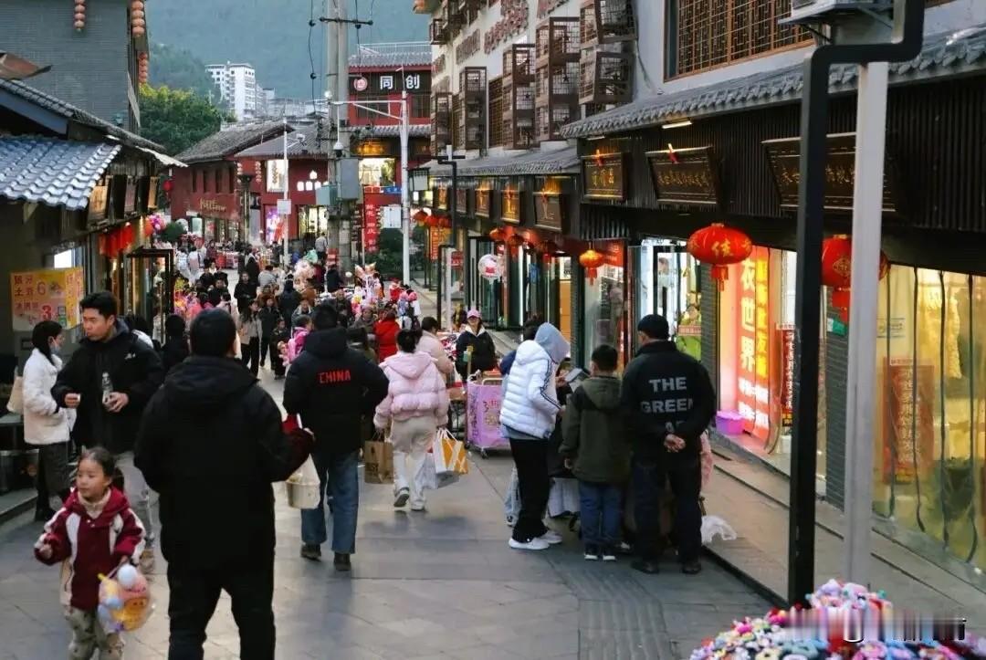 给大伙儿提个醒！
今天小寒啦！
老话讲小寒大寒，冻成一团，这可是一年里最冷的时候