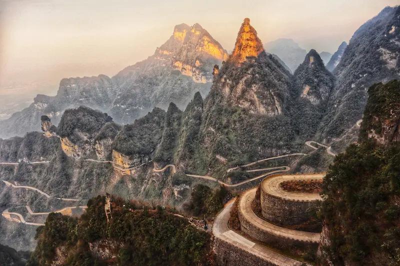 上联：出是山上山，求下联众为人和人