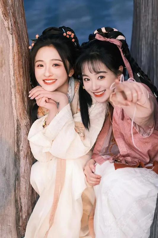 春景玉颜
花海缤纷映玉颜
双珠并立笑嫣然
春风轻拂花含笑
莺歌燕舞霞满天