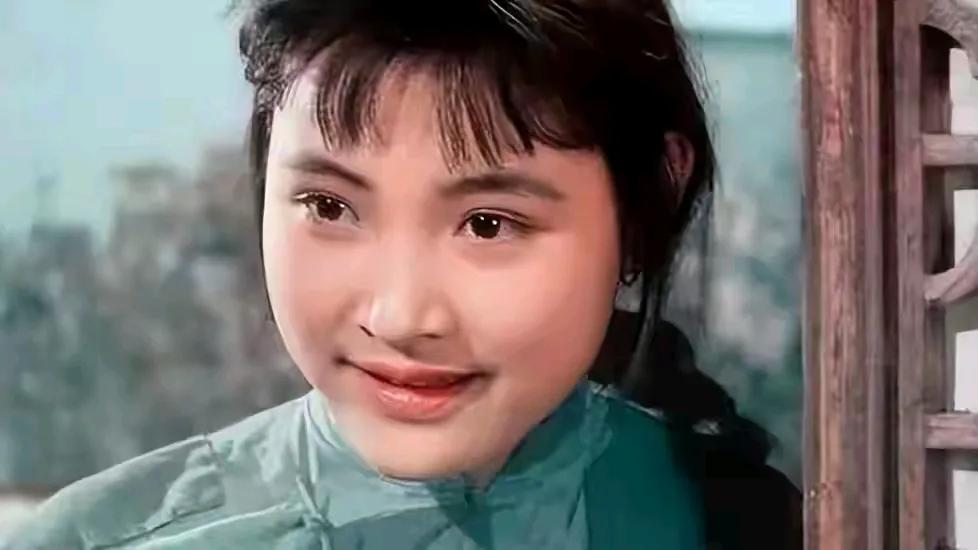 陈冲还是出演电影《小花》这个阶段最好看。电影《小花》成就了陈冲，刘晓庆，唐国强等