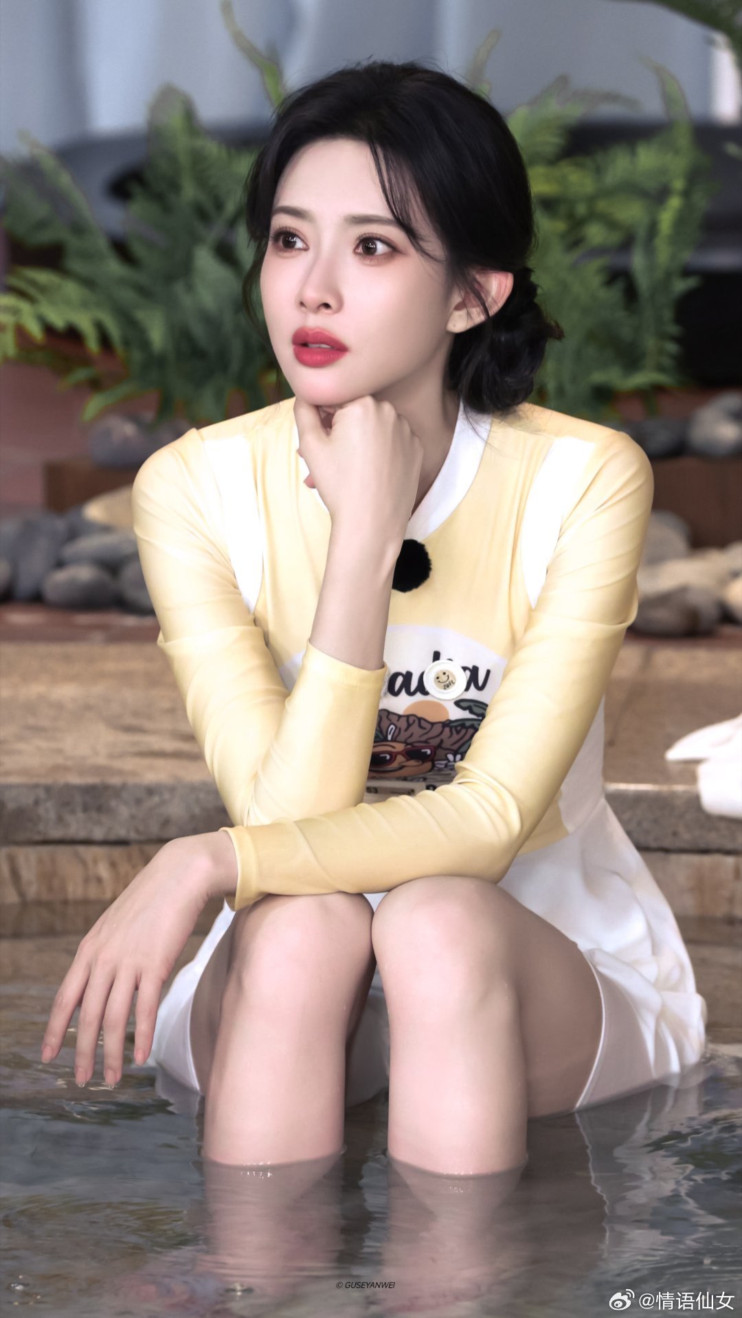 孟子义也太会藏年纪了，最近的路透里穿亮色衣服灵动又娇俏，抬手歪头的小细节全是少女
